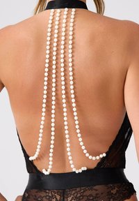 Czarny koronkowy body z niskim dekoltem na plecach, ozdobione wieloma rzędami białych pereł i czarnym satynowym paskiem w talii.