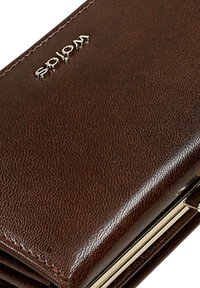 Bruine leren portemonnee met zichtbare stiksels en metalen "SOLOM" logo in de bovenhoek.