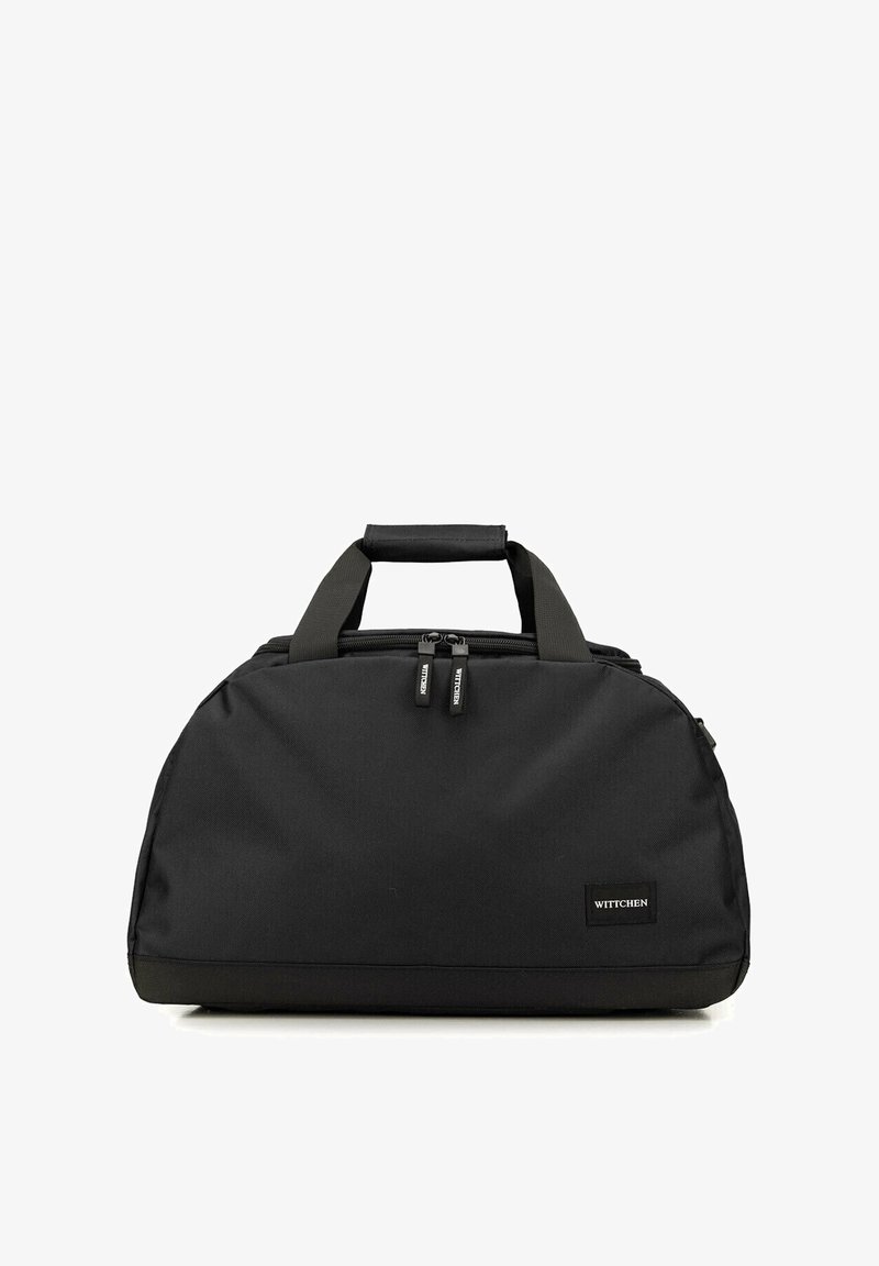 Černá sportovní taška vyrobená z odolné látky, vybavená dvojitými vrchními uchy, zipovým uzávěrem a malou etiketou s logem "WITTCHEN".