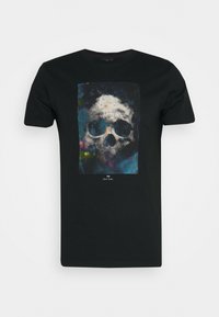 Svart bomullströja med grafiskt tryck av ett skalle mot en färgglad, abstrakt bakgrund. Rund hals och korta ärmar.