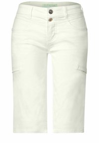 Białe szorty bermudy z denimu z zapięciem na guziki z przodu, dwoma bocznymi kieszeniami i przeszyciami wzdłuż szwów.