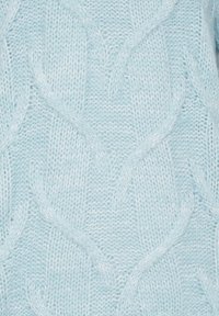 Tissu tricoté bleu clair avec un motif en relief de torsades formant des boucles verticales entrelacées.