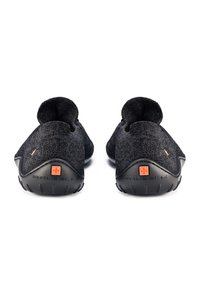 Czarne buty wsuwane z teksturowanej dzianiny i gumową podeszwą. Posiadają pomarańczowe logo na tylnej części obcasa oraz minimalistyczne detale.