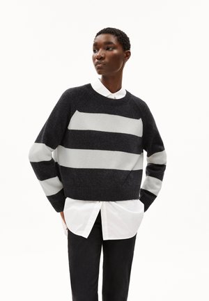Maglione in lana con strisce orizzontali blu scuro e grigio chiaro, collo a giro, e maniche raglan, indossato sopra una camicia bianca con colletto.