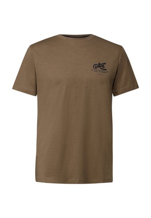 T-shirt marron à manches courtes et col rond avec un petit logo en texte noir "Fabriqué sur mesure" sur le côté gauche de la poitrine.
