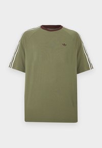 Λαδί πράσινο T-shirt με κοντά μανίκια, ριμπ μπουρντό γιακά, τρεις λευκές ρίγες στους ώμους και μικρό λογότυπο στο στήθος.