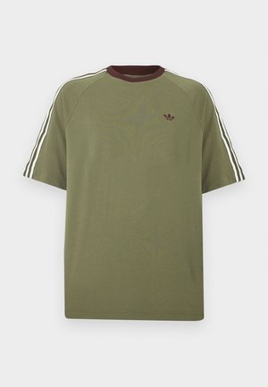 Λαδί πράσινο T-shirt με κοντά μανίκια, ριμπ μπουρντό γιακά, τρεις λευκές ρίγες στους ώμους και μικρό λογότυπο στο στήθος.