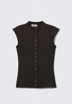 Ärmelloses, dunkelbraunes Top mit einem Stehkragen, das eine durchgehende Knopfleiste mit silberfarbenen Druckknöpfen und eine taillierte Passform aufweist.