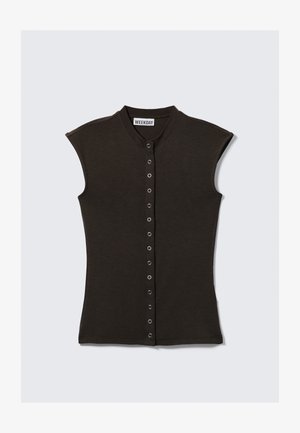 Ärmelloses, dunkelbraunes Top mit einem Stehkragen, das eine durchgehende Knopfleiste mit silberfarbenen Druckknöpfen und eine taillierte Passform aufweist.