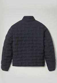 Giacca puffer blu marina con design trapuntato, colletto alto e pattern di cucitura visibile. Texture morbida e imbottita, con polsini elasticizzati.