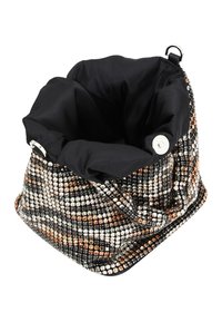 Svart tyg-bucket bag med kristaldekorationer i silver, guld och brons. Mjuk topp med tryckknappsstängning och strukturerad botten.