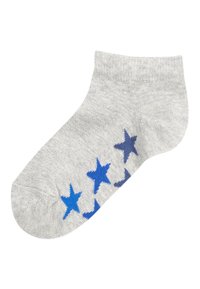 Calzino alla caviglia grigio con un motivo di stelle blu e blu scuro lungo un lato. Realizzato in tessuto morbido ed elastico per il massimo comfort.