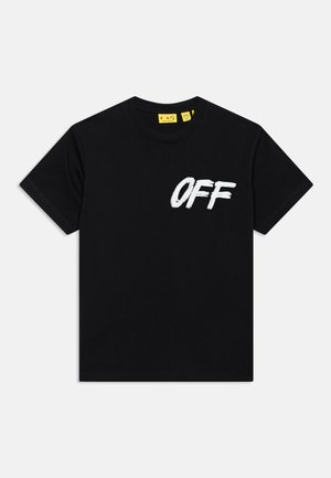 T-shirt noir à manches courtes avec texte "OFF" blanc style peinture sur la partie avant haute gauche.