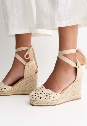 New Look, OFF WHITE BRODERIE EMBROIDERED WEDGE SANDALS - Espadrilles - off white