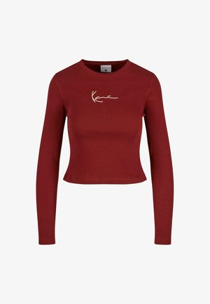 Burgundijas krāsas ribota auduma garās piedurknes izgriezts tops ar apaļu kakla izgriezumu un balti izšūtu paraksta logo uz krūšu daļas.