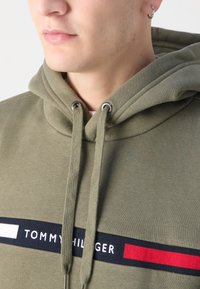 Tommy Hilfiger CHEST INSERT - Felpa con cappuccio - green