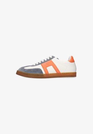 Lage sneaker met wit leer, grijze suède neus, oranje leren zijaccenten, witte veters en doorzichtige bruine rubberen zool.