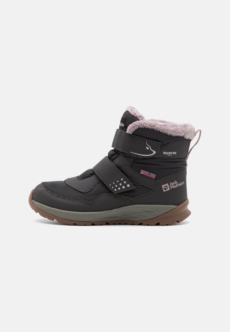 Bota de invierno negra con forro de piel de rosa, cintas de velcro y puntos plateados. Material TPU, suela texturada y acentos de la marca en el lateral.
