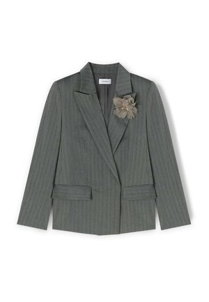 Blazer grigio a righe con un design strutturato, colletto a rever, tasche frontali e un accento decorativo a forma di fiore in stoffa sul petto.