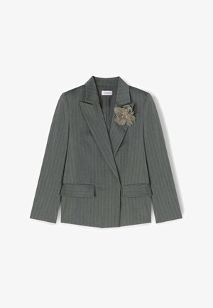 Grau gestreifter Blazer mit strukturiertem Design, Reverskragen, Taschen vorne und einem dekorativen Stoffblumenakzent auf der Brust.