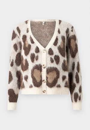 Cardigan en tricot doux avec un col en V, featuring des taches de léopard marron sur fond crème, et cinq boutons sur le devant.