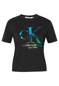 Černé bavlněné tričko s barevným reflexním logem "CK" a textem "CALVIN KLEIN JEAN NEW YORK" v moderním bezpatkovém písmu. Krátké rukávy.