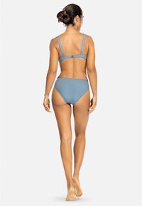 Niebieski bikini z prążkowanej tkaniny, składający się z balkonetki i spodni z wysokim stanem, z regulowanymi ramiączkami i gładką teksturą.