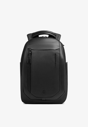 Sac à dos structuré noir avec une poche avant zippée, une poignée rembourrée sur le dessus et des compartiments latéraux, conçu pour une utilisation quotidienne.