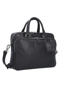 Valigetta in pelle nera con manici doppi, tracolla regolabile, tasca frontale con zip e etichetta per bagagli. Texture liscia e design strutturato.