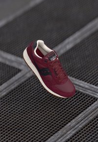 Unselected, brick/black