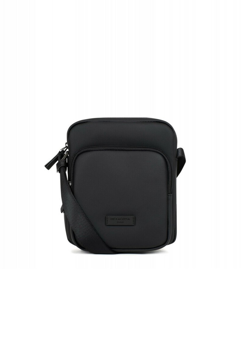 Borsa a tracolla nera realizzata in tessuto testurizzato. Presenta una chiusura con zip, una tracolla regolabile e un'etichetta con logo sulla parte frontale. Forma rettangolare.