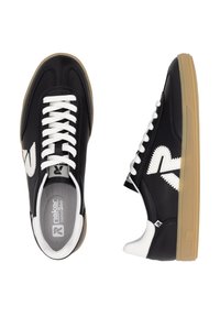 Sneaker sintetiche nere con dettagli bianchi, caratterizzate da un distintivo motivo a zigzag, lacci bianchi e suola in gomma naturale.