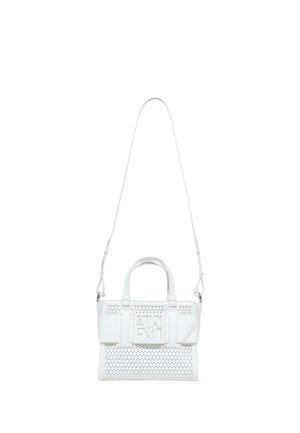 Borsa bianca in pelle traforata con manici superiori, tracolla lunga removibile e grande fibbia in rilievo sul davanti.