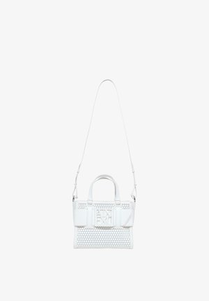 Sac à main en cuir blanc perforé avec poignées supérieures, bandoulière longue amovible et grande boucle embossée à l'avant.
