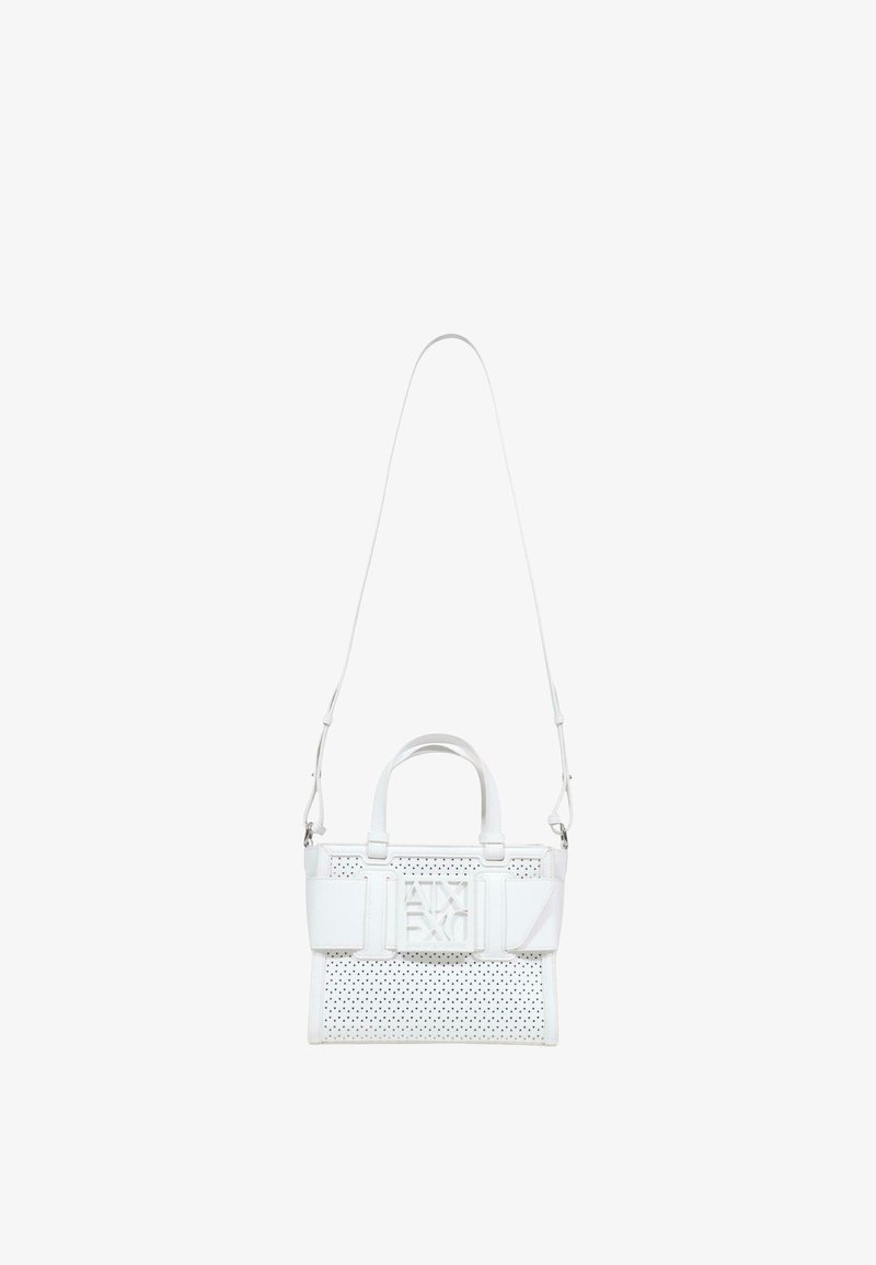 Sac à main en cuir blanc perforé avec poignées supérieures, bandoulière longue amovible et grande boucle embossée à l'avant.