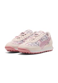 Sneaker rosa chiaro con una finitura testurizzata, caratterizzate da un motivo a cartone animato in viola e rosa, e con etichette rotonde rosa sui lacci.