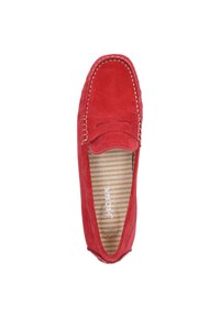 Rote Wildleder-Mokassinschuhe mit flachem Design, sichtbarer Naht und gestreiftem Innenfutter. Runde Spitze und dekorativer Akzent auf dem Obermaterial.