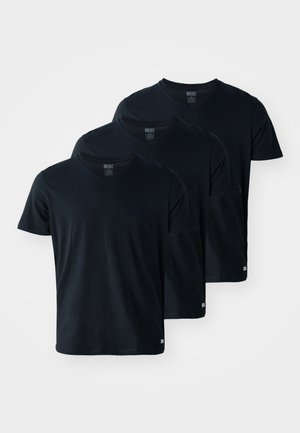 Trois t-shirts noirs en coton avec col en V. Chacun a des manches courtes, un ourlet droit et une petite étiquette de marque en bas à gauche.