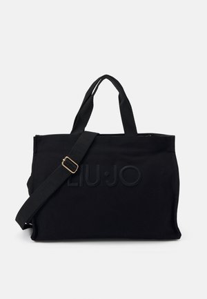 Zwarte rechthoekige tote tas met dubbele handgrepen en verstelbare schouderriem, met geperst "LIU·JO"-logo aan de voorkant.