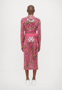 Versace Jeans Couture Pieštukinis sijonas - rosa