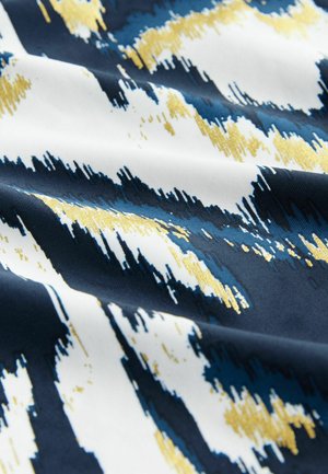 Ein Textil mit einem abstrakten Muster in Marineblau, Weiß und Gold, das eine strukturierte Oberfläche aufweist und kühne, pinselstrichartige Designs in unterschiedlichen Höhen präsentiert.