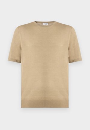 Beige kortærmet striktrøje med rund halsudskæring og ribkant lagt fladt på en hvid baggrund.