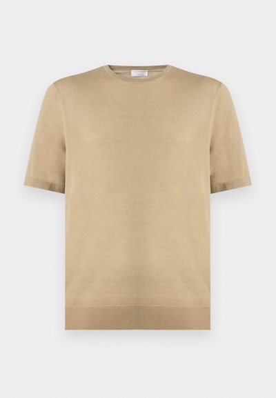 Μπεζ κοντομάνικο πλεκτό πουλόβερ με στρογγυλή λαιμόκοψη και ριμπ τελείωμα, τοποθετημένο επίπεδα σε λευκό φόντο.