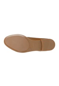 Tan leren schoen met een ronde neus, glad oppervlak en een platte rubberen zool. Subtiele stikseldetails rond de rand.