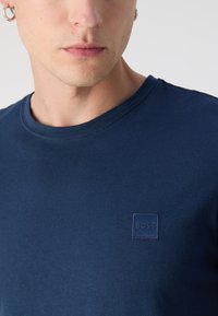 BOSS TALES - Tricou basic - open blue