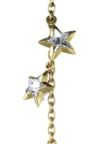 Cadena de oro con dos acentos en forma de estrella, cada uno con un centro de cristal transparente y facetado, que exhibe superficies reflectantes y bordes afilados.