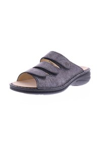 Sandalo slip-on in Velcro in materiale testurizzato grigio scuro con design a punta aperta e soletta imbottita, dotato di suola in gomma nera ammortizzata.