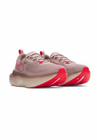 Laufschuhe mit einem leichten Mesh-Obermaterial in Hellrosa, roten Akzenten und einer strukturierten Sohle mit kontrastierenden weißen Streifen.