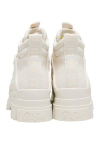 Paire de baskets compensées Buffalo épaisses blanches vues de dos, avec logo embossé sur le talon et languettes de tirage.