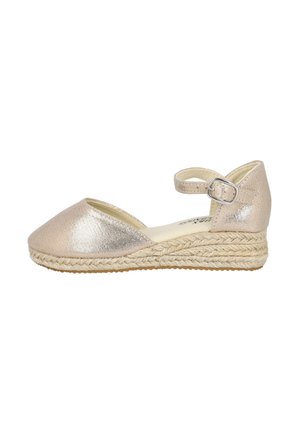 Zapato de espadrille metálico en beige con punta redondeada, correa para el tobillo y suela de yute natural tejido. Textura suave y diseño de cuña baja.